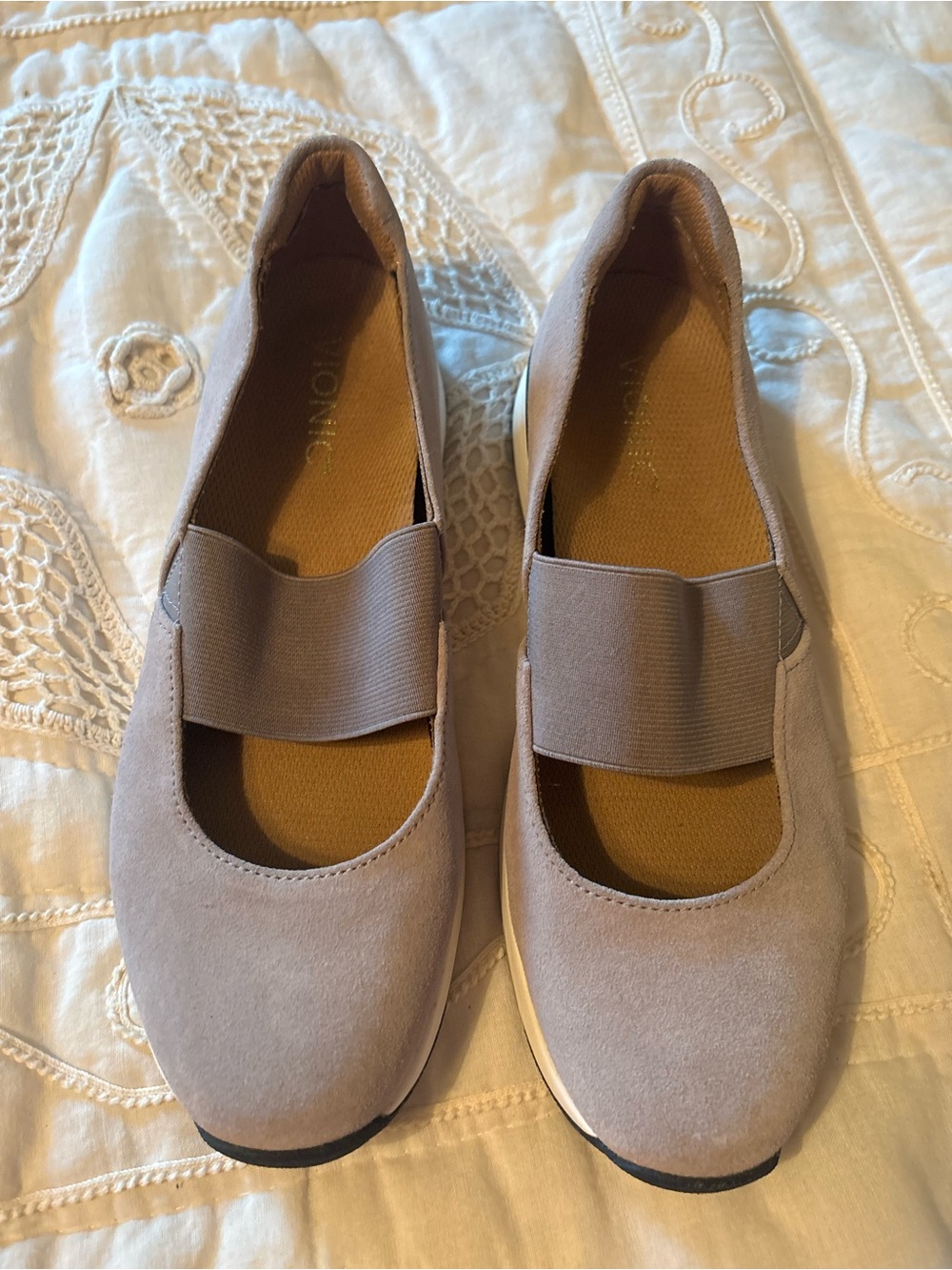 Vionic Cadee Suede Mary Jane Flats in Gray